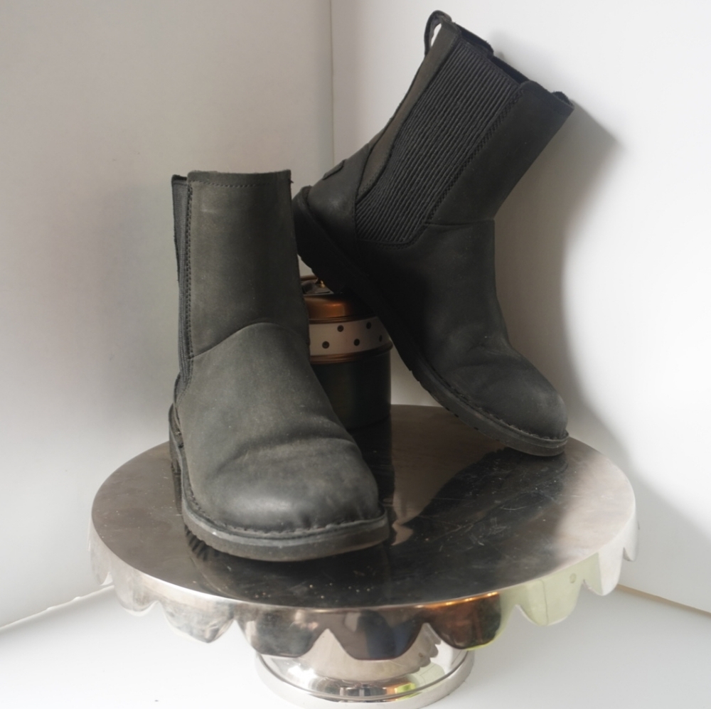 Ugg Chelsea style boot